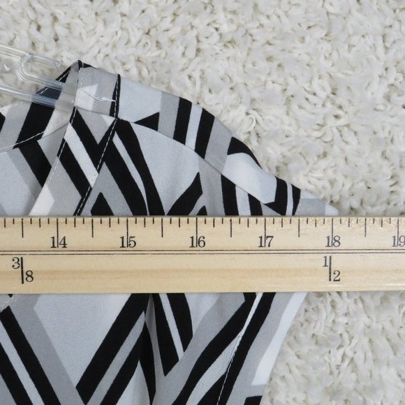 New York & Company* Women's Sleeveless Boat Neck Curved Hem Blouse Size~ XS - Picture 6 of 9